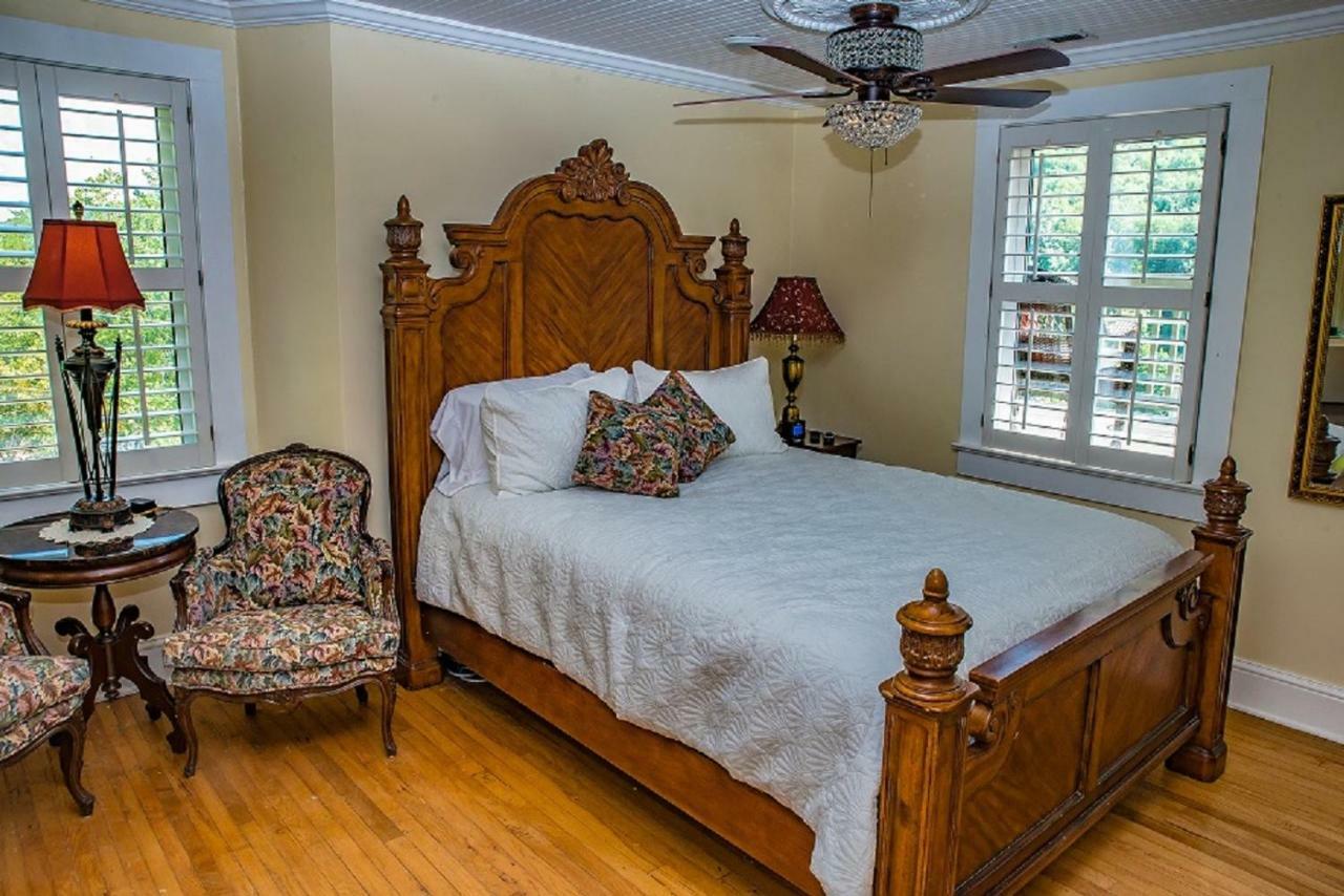 Отель Chimney Rock Manor Экстерьер фото